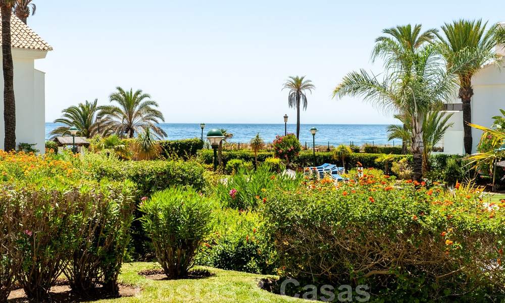 Spacieux appartement avec jardin à vendre avec vue sur la mer dans un beau complexe directement sur la plage à Los Monteros, Marbella 26147