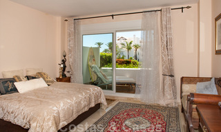 Spacieux appartement avec jardin à vendre avec vue sur la mer dans un beau complexe directement sur la plage à Los Monteros, Marbella 26150 