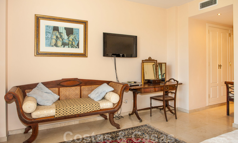 Spacieux appartement avec jardin à vendre avec vue sur la mer dans un beau complexe directement sur la plage à Los Monteros, Marbella 26151