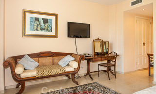 Spacieux appartement avec jardin à vendre avec vue sur la mer dans un beau complexe directement sur la plage à Los Monteros, Marbella 26151 