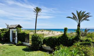 Spacieux appartement avec jardin à vendre avec vue sur la mer dans un beau complexe directement sur la plage à Los Monteros, Marbella 26155 