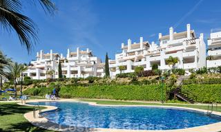 Spacieux appartement avec jardin à vendre avec vue sur la mer dans un beau complexe directement sur la plage à Los Monteros, Marbella 26158 