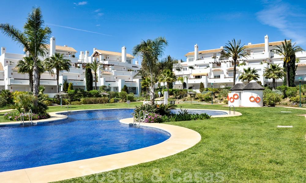 Spacieux appartement avec jardin à vendre avec vue sur la mer dans un beau complexe directement sur la plage à Los Monteros, Marbella 26159