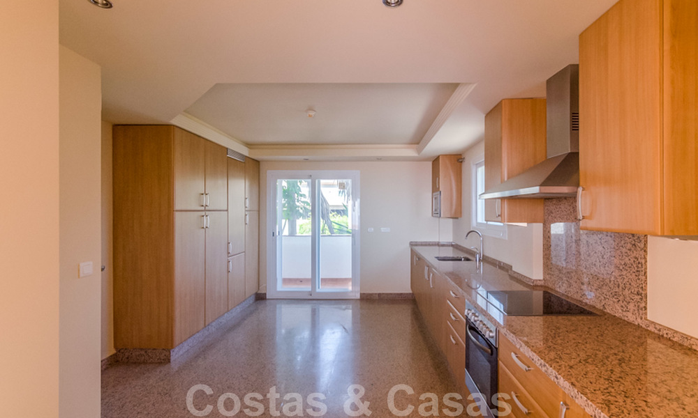 Appartement penthouse à vendre, première ligne de plage avec vue panoramique sur la mer à Estepona 26170