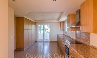 Appartement penthouse à vendre, première ligne de plage avec vue panoramique sur la mer à Estepona 26170 