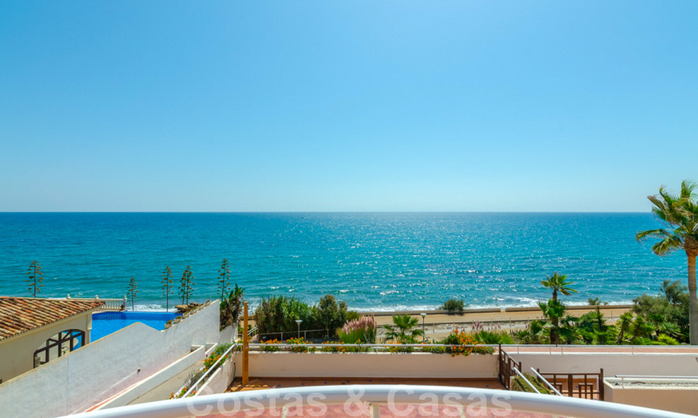 Appartement penthouse à vendre, première ligne de plage avec vue panoramique sur la mer à Estepona 26180