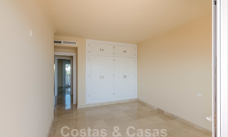 Appartement penthouse à vendre, première ligne de plage avec vue panoramique sur la mer à Estepona 26184 