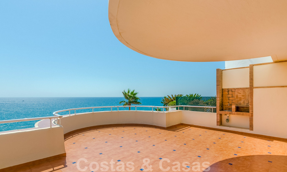 Appartement penthouse à vendre, première ligne de plage avec vue panoramique sur la mer à Estepona 26188