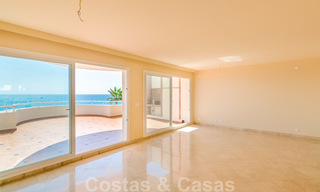 Appartement penthouse à vendre, première ligne de plage avec vue panoramique sur la mer à Estepona 26191 