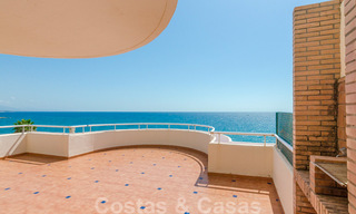 Appartement penthouse à vendre, première ligne de plage avec vue panoramique sur la mer à Estepona 26192 