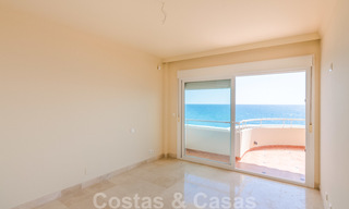 Appartement penthouse à vendre, première ligne de plage avec vue panoramique sur la mer à Estepona 26193 