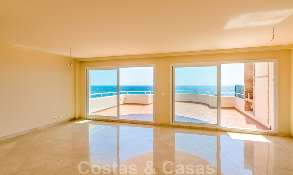 Appartement penthouse à vendre, première ligne de plage avec vue panoramique sur la mer à Estepona 26196