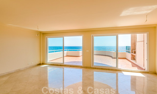 Appartement penthouse à vendre, première ligne de plage avec vue panoramique sur la mer à Estepona 26196 