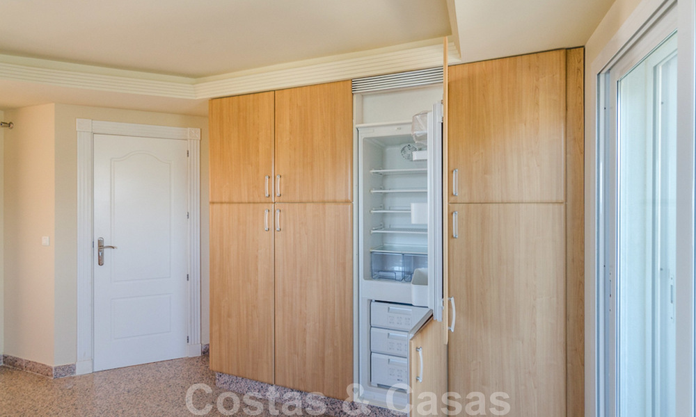 Appartement penthouse à vendre, première ligne de plage avec vue panoramique sur la mer à Estepona 26199