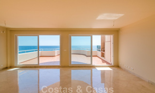 Appartement penthouse à vendre, première ligne de plage avec vue panoramique sur la mer à Estepona 26200 