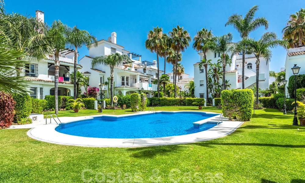 Appartement du dernier étage entièrement rénové à vendre à proximité des commodités locales, de la plage et de Puerto Banus à Nueva Andalucia, Marbella 26290