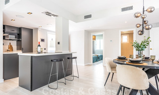 Appartement du dernier étage entièrement rénové à vendre à proximité des commodités locales, de la plage et de Puerto Banus à Nueva Andalucia, Marbella 26301 
