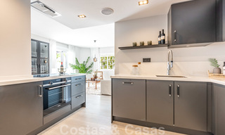 Appartement du dernier étage entièrement rénové à vendre à proximité des commodités locales, de la plage et de Puerto Banus à Nueva Andalucia, Marbella 26303 
