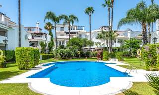 Appartement du dernier étage entièrement rénové à vendre à proximité des commodités locales, de la plage et de Puerto Banus à Nueva Andalucia, Marbella 26311 