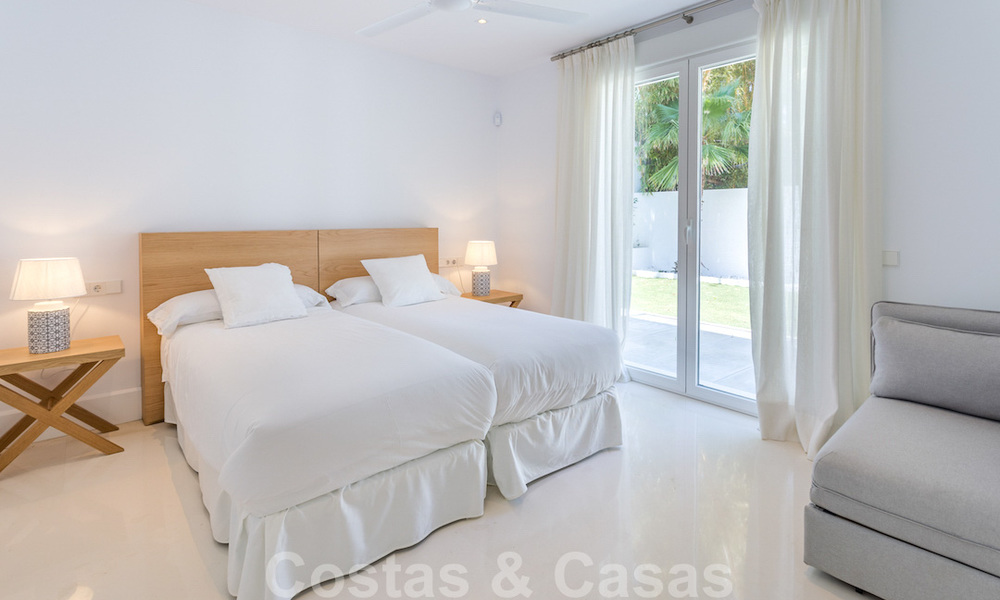 Première ligne de golf et à deux pas de la plage, villa de designer à vendre dans la chic Baja Guadalmina à Marbella 26335