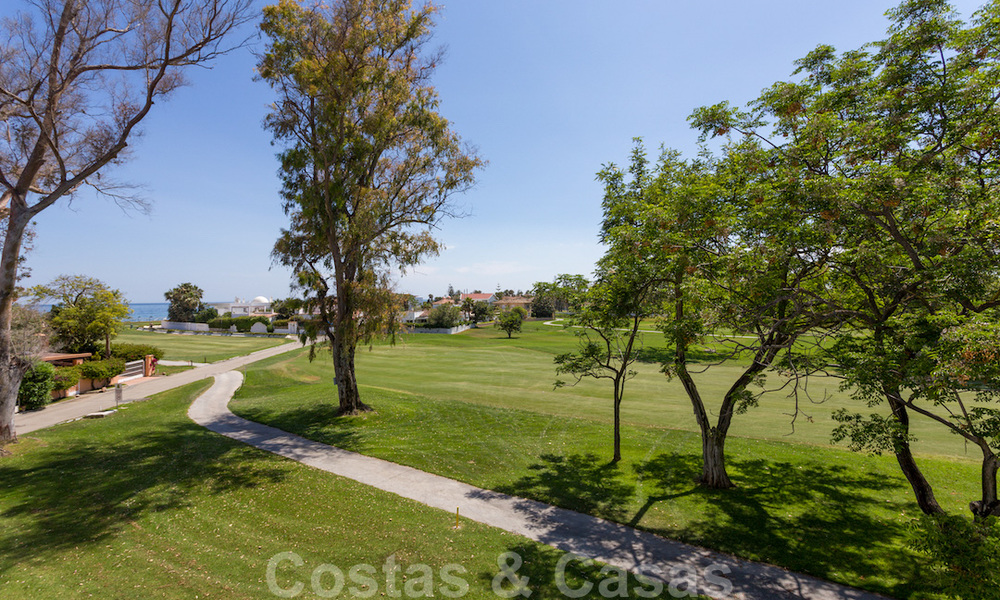Première ligne de golf et à deux pas de la plage, villa de designer à vendre dans la chic Baja Guadalmina à Marbella 26356