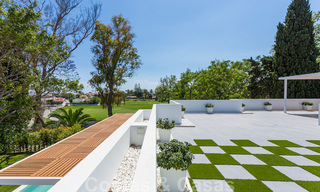 Première ligne de golf et à deux pas de la plage, villa de designer à vendre dans la chic Baja Guadalmina à Marbella 26357 