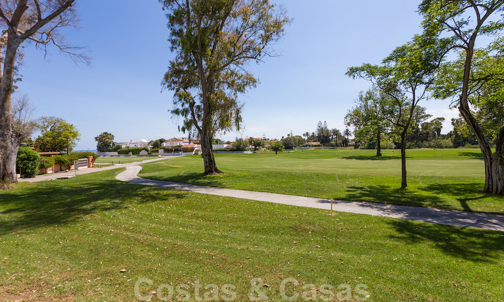 Première ligne de golf et à deux pas de la plage, villa de designer à vendre dans la chic Baja Guadalmina à Marbella 26359