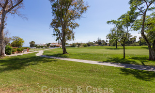 Première ligne de golf et à deux pas de la plage, villa de designer à vendre dans la chic Baja Guadalmina à Marbella 26359 