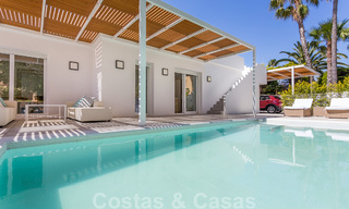 Première ligne de golf et à deux pas de la plage, villa de designer à vendre dans la chic Baja Guadalmina à Marbella 26360 