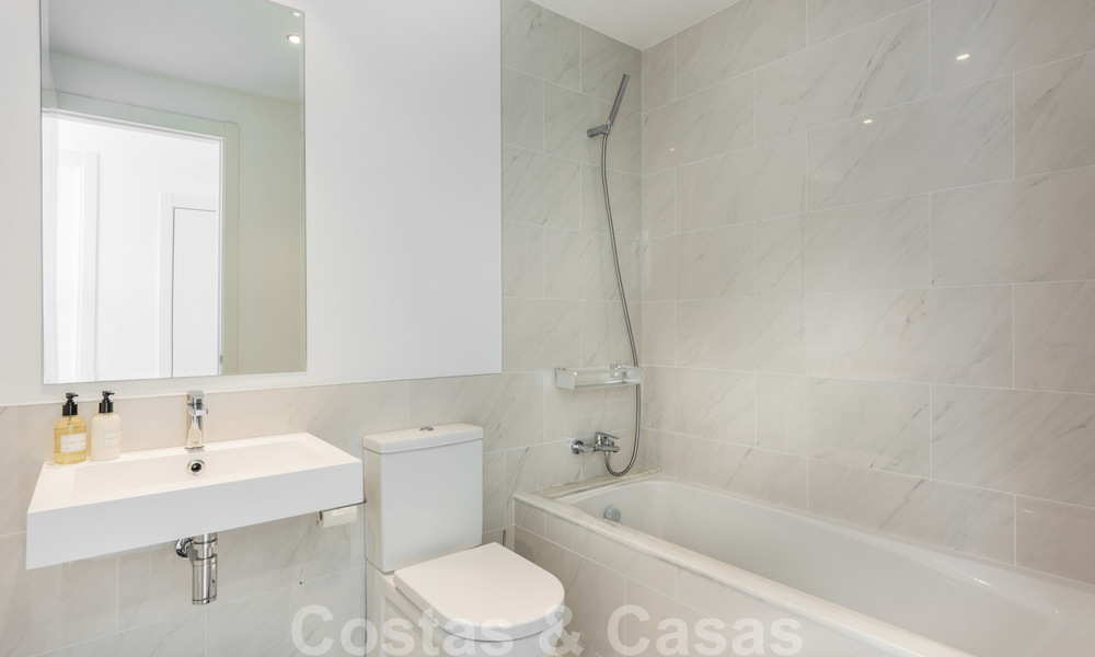 Appartement moderne de type penthouse en vente sur le New Golden Mile, entre Marbella et Estepona, à proximité des supermarchés et de la plage 26361