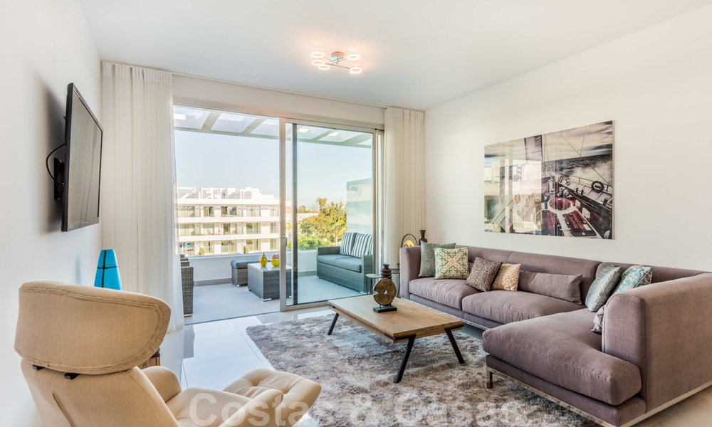 Appartement moderne de type penthouse en vente sur le New Golden Mile, entre Marbella et Estepona, à proximité des supermarchés et de la plage 26371