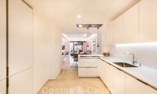 Appartement penthouse spacieux et rénové à vendre avec 4 chambres à coucher dans un complexe de plage dans l'est de Marbella 26385 