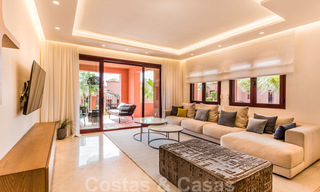 Appartement penthouse spacieux et rénové à vendre avec 4 chambres à coucher dans un complexe de plage dans l'est de Marbella 26395 