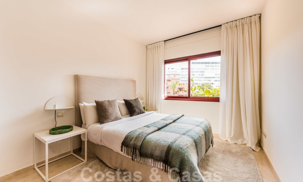 Appartement penthouse spacieux et rénové à vendre avec 4 chambres à coucher dans un complexe de plage dans l'est de Marbella 26396