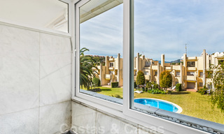 Appartement de luxe rénové à vendre, première ligne du golf Las Brisas à Nueva Andalucia, Marbella 26555 