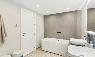 Appartement de luxe rénové à vendre, première ligne du golf Las Brisas à Nueva Andalucia, Marbella 26557 