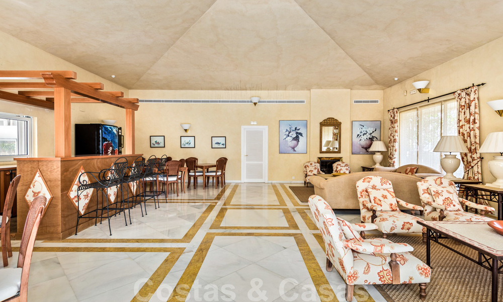 Appartement de luxe rénové à vendre, première ligne du golf Las Brisas à Nueva Andalucia, Marbella 26564