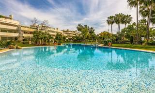 Appartement de luxe rénové à vendre, première ligne du golf Las Brisas à Nueva Andalucia, Marbella 26565 