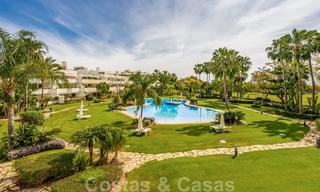 Appartement de luxe rénové à vendre, première ligne du golf Las Brisas à Nueva Andalucia, Marbella 26568 
