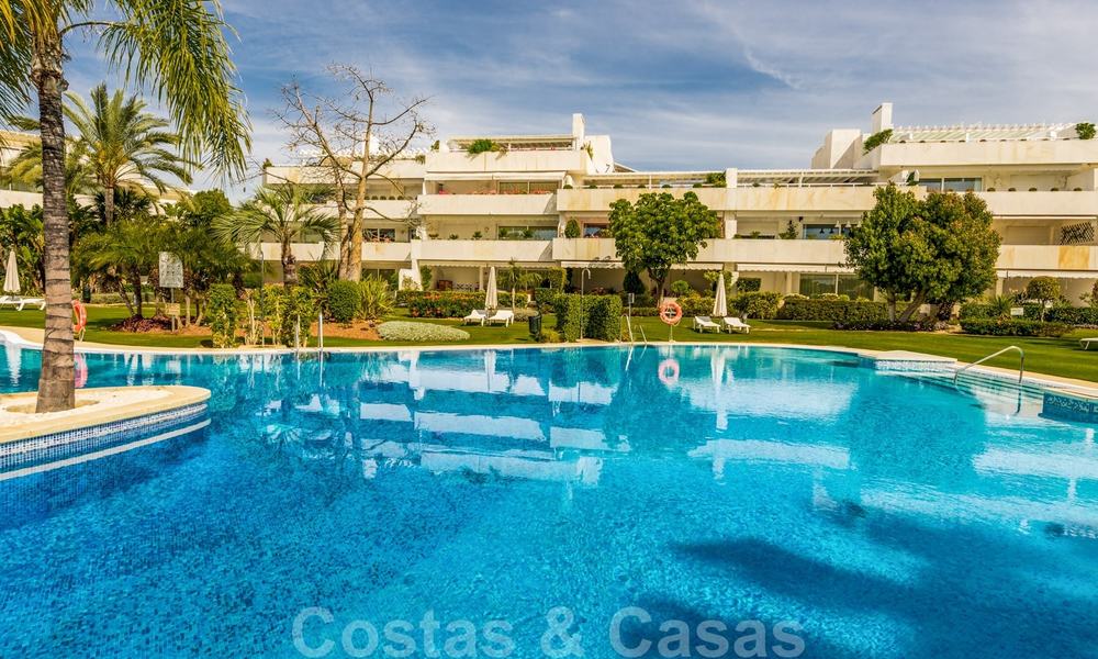 Appartement de luxe rénové à vendre, première ligne du golf Las Brisas à Nueva Andalucia, Marbella 26570