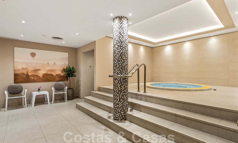 Appartement de luxe rénové à vendre, première ligne du golf Las Brisas à Nueva Andalucia, Marbella 26571