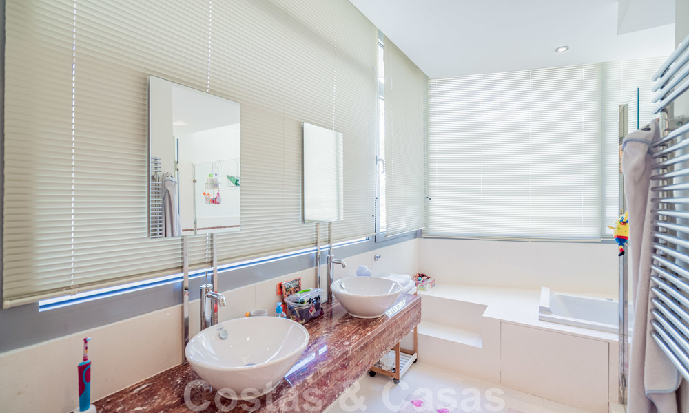 Villa moderne jumelée à vendre dans la Sierra Blanca, Marbella. La maison la moins chère de ce complexe. 26473