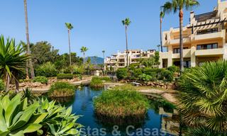 Appartement de luxe à vendre avec vue sur le jardin et la mer dans un complexe en première ligne de plage, sur le New Golden Mile entre Marbella et Estepona 26840 