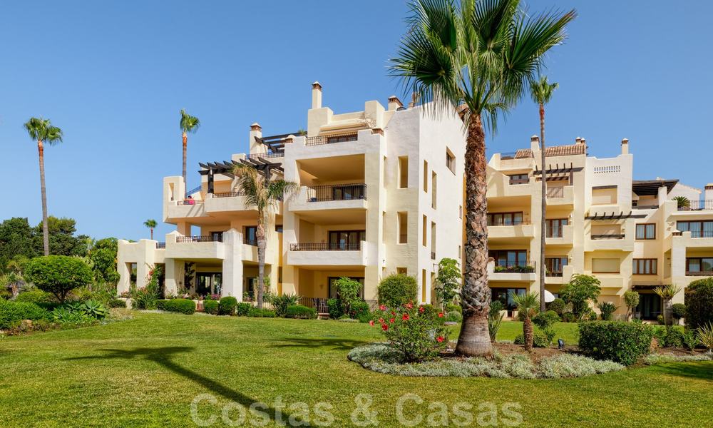 Appartement de luxe à vendre avec vue sur le jardin et la mer dans un complexe en première ligne de plage, sur le New Golden Mile entre Marbella et Estepona 26841