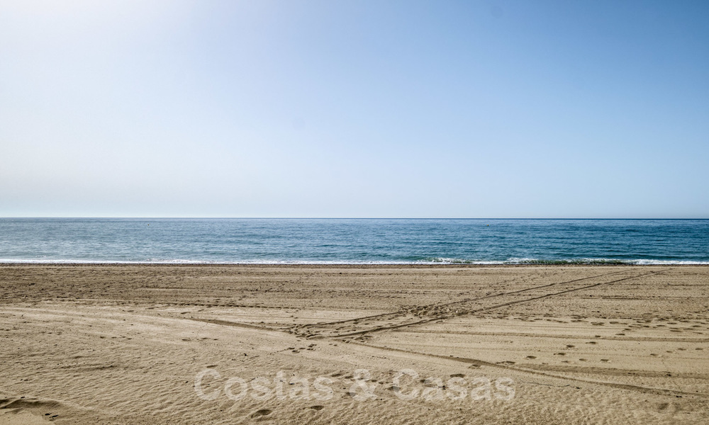 Appartement de luxe à vendre avec vue sur le jardin et la mer dans un complexe en première ligne de plage, sur le New Golden Mile entre Marbella et Estepona 26842