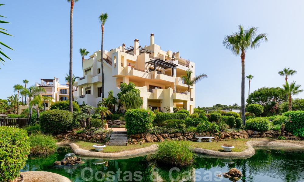 Appartement de luxe à vendre avec vue sur le jardin et la mer dans un complexe en première ligne de plage, sur le New Golden Mile entre Marbella et Estepona 26845