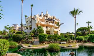 Appartement de luxe à vendre avec vue sur le jardin et la mer dans un complexe en première ligne de plage, sur le New Golden Mile entre Marbella et Estepona 26845 