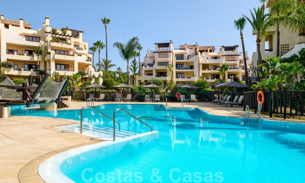 Appartement de luxe à vendre avec vue sur le jardin et la mer dans un complexe en première ligne de plage, sur le New Golden Mile entre Marbella et Estepona 26847