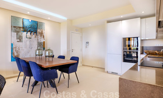 Appartement de luxe à vendre avec vue sur le jardin et la mer dans un complexe en première ligne de plage, sur le New Golden Mile entre Marbella et Estepona 26850 