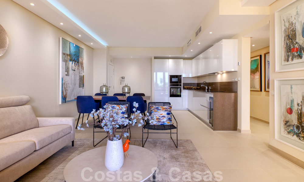 Appartement de luxe à vendre avec vue sur le jardin et la mer dans un complexe en première ligne de plage, sur le New Golden Mile entre Marbella et Estepona 26852